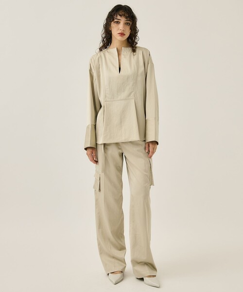 IHNN（イン）の「【IHNN/(イン)】スリットワイドブラウス（シャツ/ブラウス・レディース・アイボリー・36）」の2枚目の写真