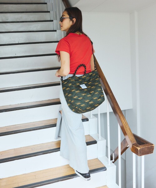 KiU(キウ)の「KiU×FREAK'S STORE/キウ×フリークスストア 別注PADDED TOTE BAG/パデットトートバッグ 撥水(トートバッグ・レディース・ライトグレー/レオパード/ブラック/ダークグレー/キャメル/ベージュ・ONE SIZE)」の12枚目の写真