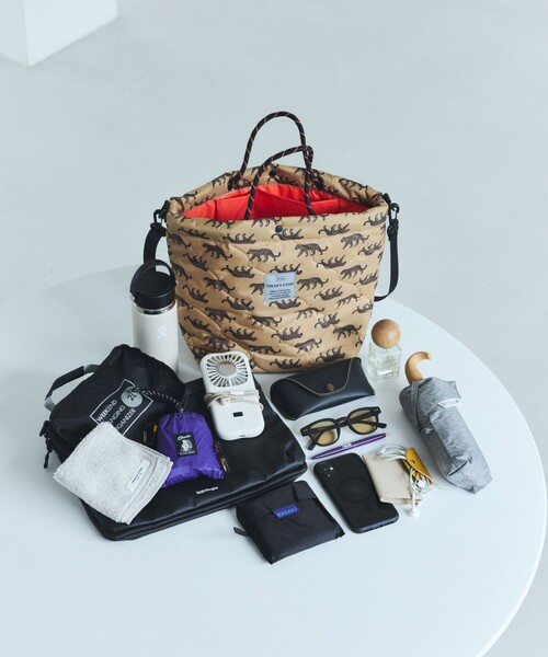 KiU(キウ)の「KiU×FREAK'S STORE/キウ×フリークスストア 別注PADDED TOTE BAG/パデットトートバッグ 撥水(トートバッグ・メンズ・ライトグレー/レオパード/ブラック/ダークグレー/キャメル/ベージュ・ONE SIZE)」の8枚目の写真