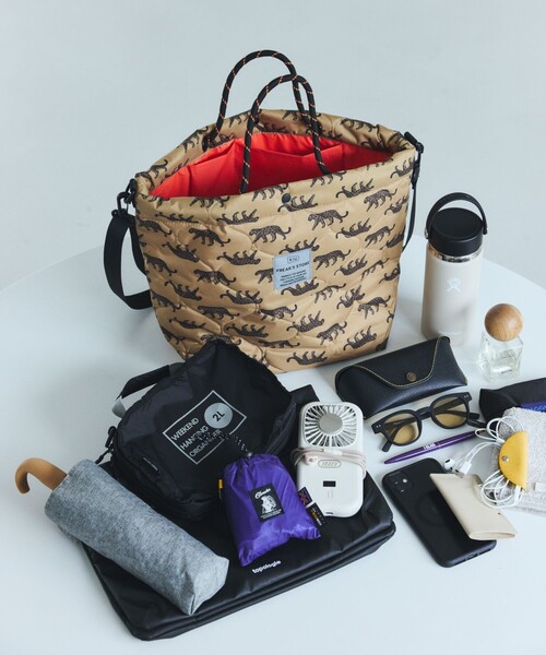 KiU(キウ)の「KiU×FREAK'S STORE/キウ×フリークスストア 別注PADDED TOTE BAG/パデットトートバッグ 撥水(トートバッグ・メンズ・ライトグレー/レオパード/ブラック/ダークグレー/キャメル/ベージュ・ONE SIZE)」の7枚目の写真