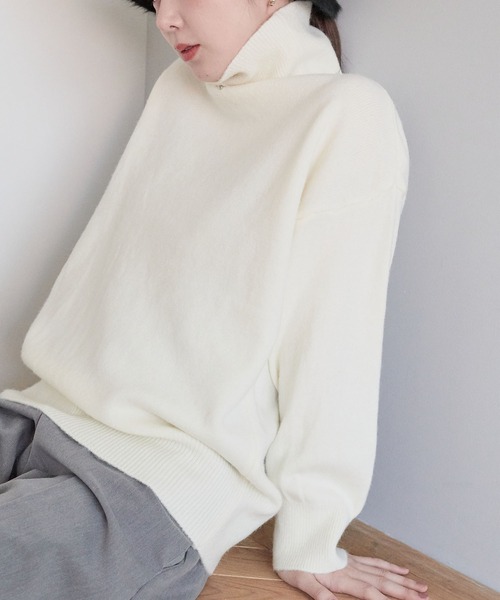 ECRIRE(エクリール)の「ドロップショルダー タートルネックニット(ニット/セーター・レディース・ベージュ/オフホワイト/チャコールグレー/ブルー/ブラウン/ブラック・M)」の2枚目の写真