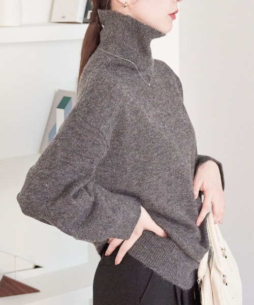 ECRIRE(エクリール)の「ドロップショルダー タートルネックニット(ニット/セーター・レディース・ベージュ/オフホワイト/チャコールグレー/ブルー/ブラウン/ブラック・M)」の4枚目の写真