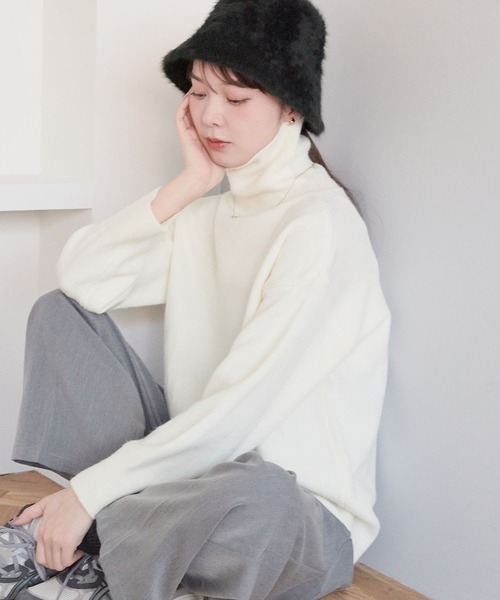ECRIRE(エクリール)の「ドロップショルダー タートルネックニット(ニット/セーター・レディース・ベージュ/オフホワイト/チャコールグレー/ブルー/ブラウン/ブラック・M)」の8枚目の写真