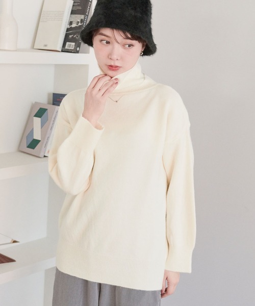 ECRIRE(エクリール)の「ドロップショルダー タートルネックニット(ニット/セーター・レディース・ベージュ/オフホワイト/チャコールグレー/ブルー/ブラウン/ブラック・M)」の9枚目の写真