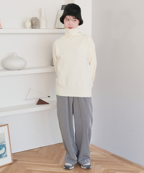 ECRIRE(エクリール)の「ドロップショルダー タートルネックニット(ニット/セーター・レディース・ベージュ/オフホワイト/チャコールグレー/ブルー/ブラウン/ブラック・M)」の13枚目の写真