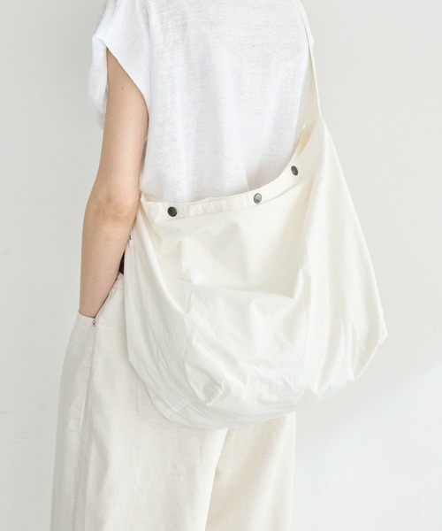 kha:ki（カーキ）の「「KHA:KI/カーキ」ミリタリーショルダーサック（ショルダーバッグ・レディース・ホワイト/ブラック/ベージュ/カーキ/オレンジ・FREE）」の2枚目の写真