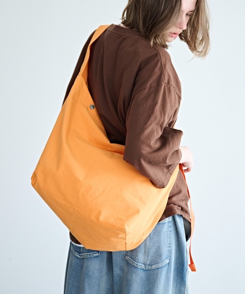 kha:ki（カーキ）の「「KHA:KI/カーキ」ミリタリーショルダーサック（ショルダーバッグ・レディース・ホワイト/ブラック/ベージュ/カーキ/オレンジ・FREE）」の5枚目の写真