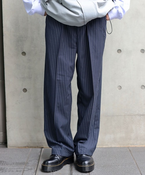 SPINNS(スピンズ)の「【サイズ展開あり・ユニセックスで着用可能】ストライプテーラードスラックスパンツ(スラックス・メンズ・ネイビー/ブラック・L/M/S)」の1枚目の写真