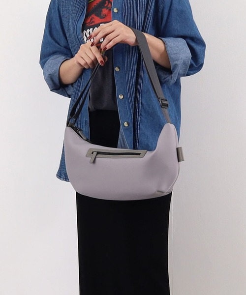 COOCO(クーコ)の「ダイバー風素材ミカヅキ型ショルダーバッグ(ショルダーバッグ・レディース・オフホワイト/グレー/ブラック/ベージュ・9)」の3枚目の写真