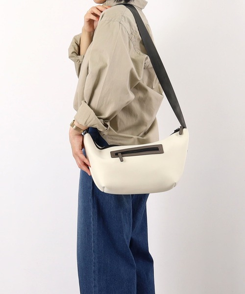 COOCO(クーコ)の「ダイバー風素材ミカヅキ型ショルダーバッグ(ショルダーバッグ・レディース・オフホワイト/グレー/ブラック/ベージュ・9)」の2枚目の写真