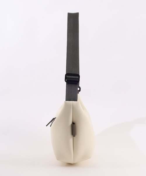COOCO(クーコ)の「ダイバー風素材ミカヅキ型ショルダーバッグ(ショルダーバッグ・レディース・オフホワイト/グレー/ブラック/ベージュ・9)」の6枚目の写真