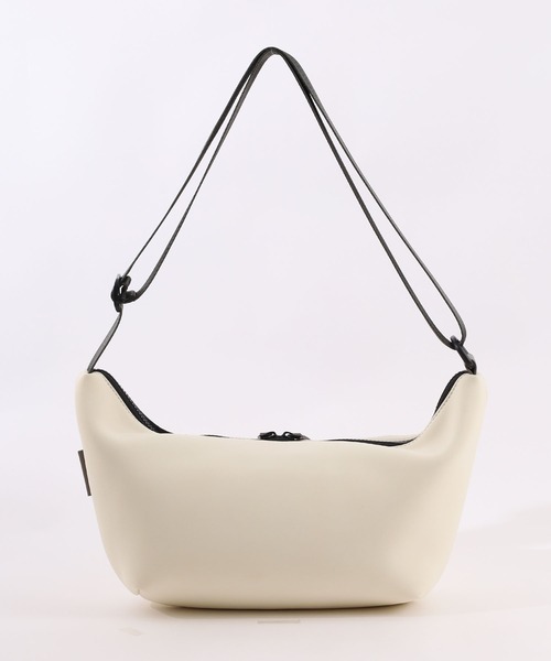 COOCO(クーコ)の「ダイバー風素材ミカヅキ型ショルダーバッグ(ショルダーバッグ・レディース・オフホワイト/グレー/ブラック/ベージュ・9)」の7枚目の写真