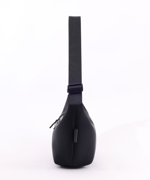 COOCO(クーコ)の「ダイバー風素材ミカヅキ型ショルダーバッグ(ショルダーバッグ・レディース・オフホワイト/グレー/ブラック/ベージュ・9)」の10枚目の写真