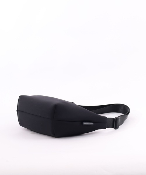 COOCO(クーコ)の「ダイバー風素材ミカヅキ型ショルダーバッグ(ショルダーバッグ・レディース・オフホワイト/グレー/ブラック/ベージュ・9)」の12枚目の写真