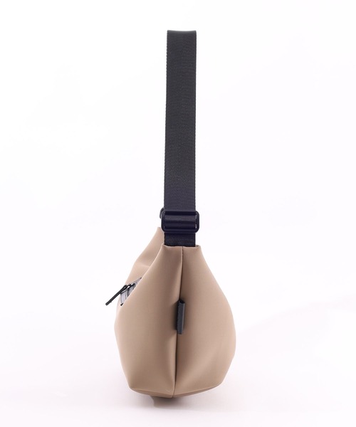 COOCO(クーコ)の「ダイバー風素材ミカヅキ型ショルダーバッグ(ショルダーバッグ・レディース・オフホワイト/グレー/ブラック/ベージュ・9)」の14枚目の写真