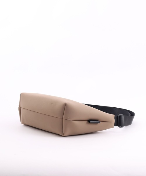 COOCO(クーコ)の「ダイバー風素材ミカヅキ型ショルダーバッグ(ショルダーバッグ・レディース・オフホワイト/グレー/ブラック/ベージュ・9)」の16枚目の写真