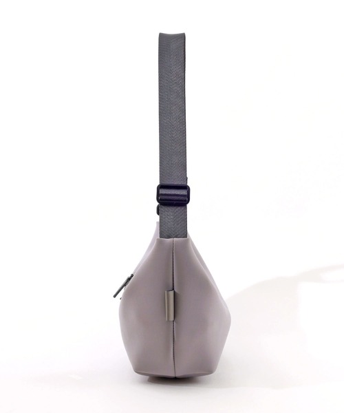 COOCO(クーコ)の「ダイバー風素材ミカヅキ型ショルダーバッグ(ショルダーバッグ・レディース・オフホワイト/グレー/ブラック/ベージュ・9)」の18枚目の写真