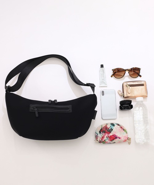 COOCO(クーコ)の「ダイバー風素材ミカヅキ型ショルダーバッグ(ショルダーバッグ・レディース・オフホワイト/グレー/ブラック/ベージュ・9)」の22枚目の写真