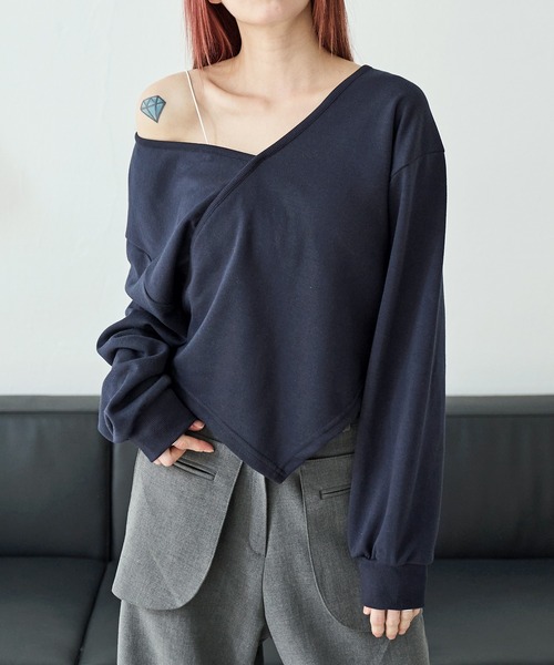 UNE MANSION（ユヌマンション）の「ワンオフショルダーアンバランススセミクロップドスウェットカットソー（スウェット・レディース・ブラック/グレー/ネイビー/ライトグレー/ピンク・FREE）」の4枚目の写真