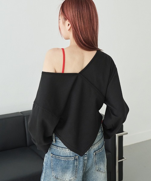 UNE MANSION（ユヌマンション）の「ワンオフショルダーアンバランススセミクロップドスウェットカットソー（スウェット・レディース・ブラック/グレー/ネイビー/ライトグレー/ピンク・FREE）」の2枚目の写真