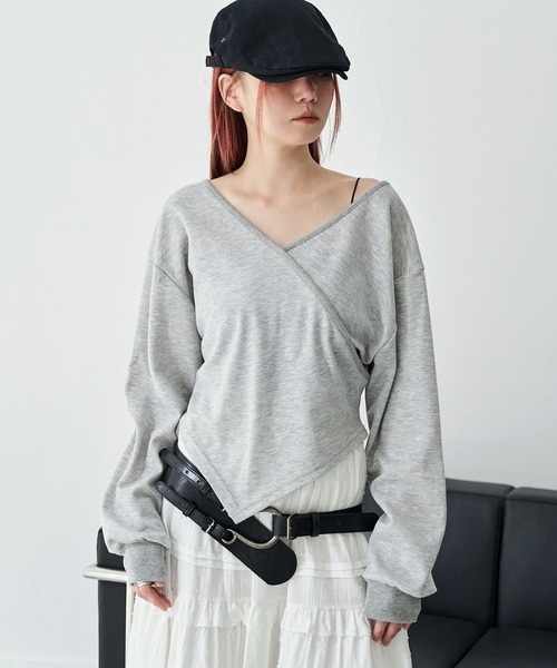 UNE MANSION（ユヌマンション）の「ワンオフショルダーアンバランススセミクロップドスウェットカットソー（スウェット・レディース・ブラック/グレー/ネイビー/ライトグレー/ピンク・FREE）」の7枚目の写真