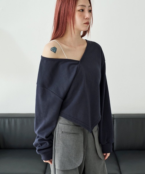 UNE MANSION（ユヌマンション）の「ワンオフショルダーアンバランススセミクロップドスウェットカットソー（スウェット・レディース・ブラック/グレー/ネイビー/ライトグレー/ピンク・FREE）」の9枚目の写真