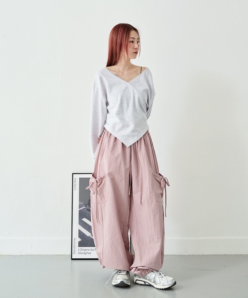 UNE MANSION（ユヌマンション）の「ワンオフショルダーアンバランススセミクロップドスウェットカットソー（スウェット・レディース・ブラック/グレー/ネイビー/ライトグレー/ピンク・FREE）」の15枚目の写真