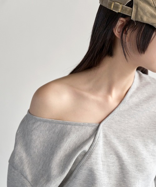 UNE MANSION（ユヌマンション）の「ワンオフショルダーアンバランススセミクロップドスウェットカットソー（スウェット・レディース・ブラック/グレー/ネイビー/ライトグレー/ピンク・FREE）」の20枚目の写真