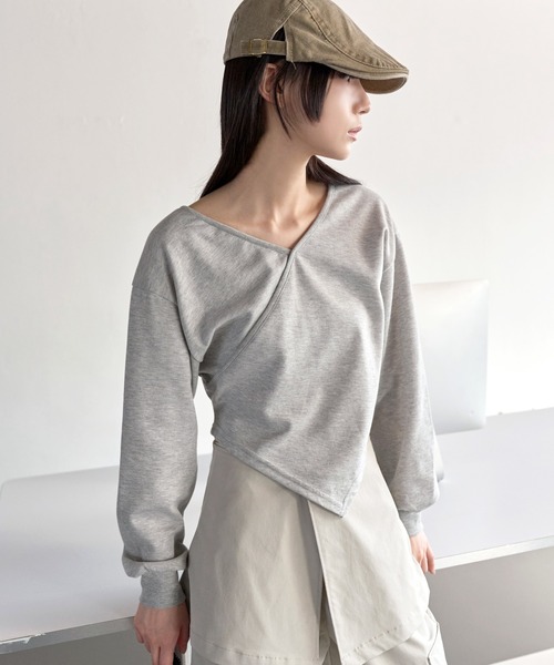 UNE MANSION（ユヌマンション）の「ワンオフショルダーアンバランススセミクロップドスウェットカットソー（スウェット・レディース・ブラック/グレー/ネイビー/ライトグレー/ピンク・FREE）」の6枚目の写真