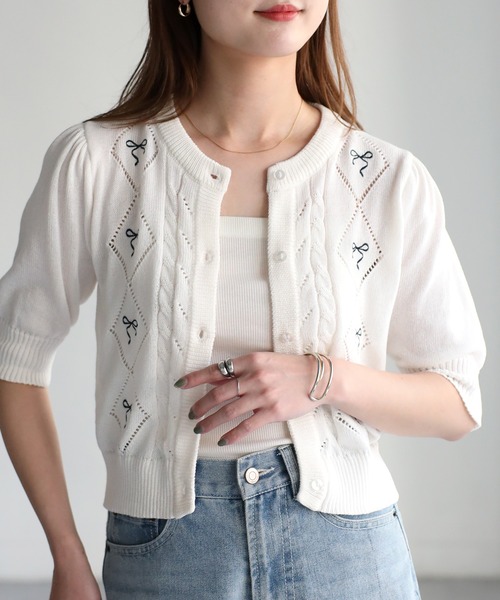 Riberry(リベリー)の「リボン刺繍パフスリーブ半袖ニットカーディガン(カーディガン/ボレロ・レディース・ピンク/ブラック/グレイッシュブルー/オフホワイト・FREE)」の2枚目の写真