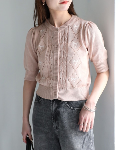 Riberry(リベリー)の「リボン刺繍パフスリーブ半袖ニットカーディガン(カーディガン/ボレロ・レディース・ピンク/ブラック/グレイッシュブルー/オフホワイト・FREE)」の16枚目の写真