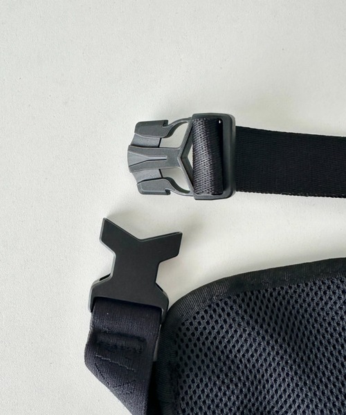 NIKE（ナイキ）の「Nike(ナイキ)/ウエストポーチ ボディバッグ チャレンジャー 2.0 ランニング ウエストパック スモール（ボディバッグ/ウエストポーチ・メンズ・ブラック/ブルー・FREE）」の10枚目の写真