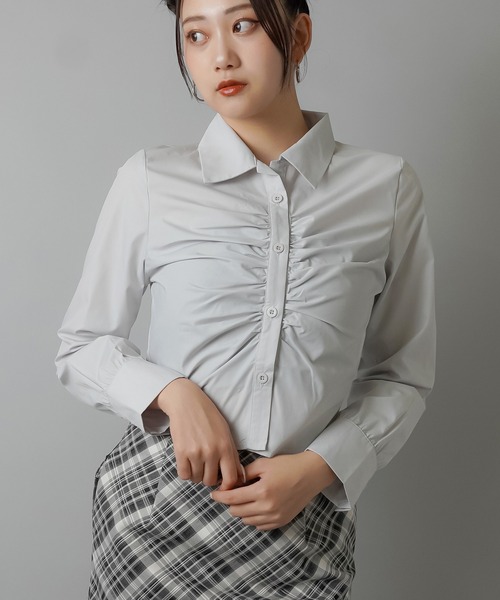 SPINNS（スピンズ）の「長袖ショート丈シャーリングギャザーシャツ（シャツ/ブラウス・レディース・ホワイト/ブルー/グレー/ブラック・ONESIZE）」の14枚目の写真