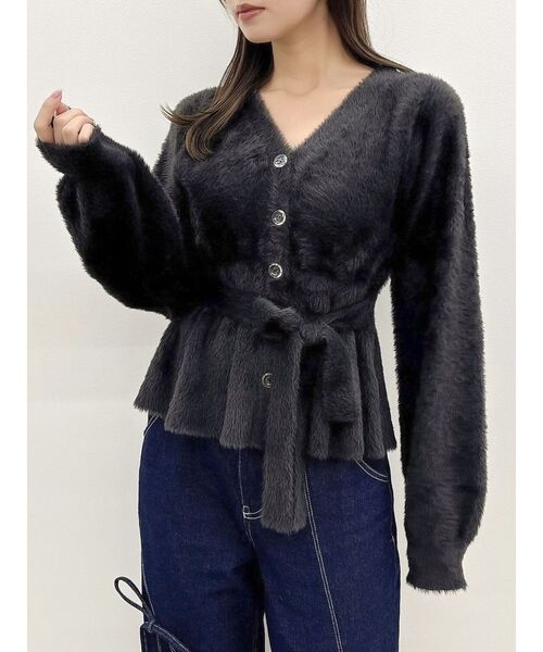 dazzlin(ダズリン)の「ミニシャギーペプラムカーデトップス(ニット/セーター・レディース・チャコールグレー/レッド/オフホワイト・FREE)」の5枚目の写真