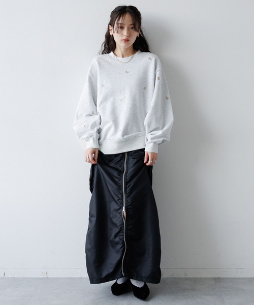 RAGEBLUE(レイジブルー)の「ミニフラワー刺繍ルーズスウェット(スウェット・レディース・ブラウン/オフホワイト/ブラック・FREE)」の4枚目の写真