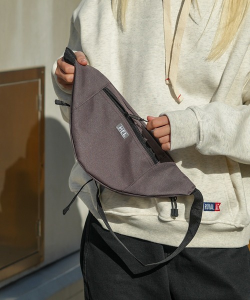 MEI(メイ)の「【MEI / メイ】ロゴ刺繍-STANDARD MOON SHOULDER/ムーンショルダー/ユニセックス(ボディバッグ/ウエストポーチ・メンズ・サックスブルー/カーキ/ワイン/グレー/ネイビー/ブラウン/ブラック/ベージュ/グリーン・FREE)」の4枚目の写真