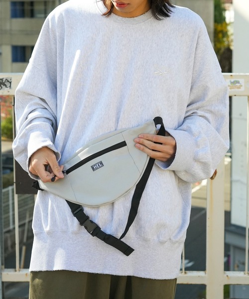 MEI(メイ)の「【MEI / メイ】ロゴ刺繍-STANDARD MOON SHOULDER/ムーンショルダー/ユニセックス(ボディバッグ/ウエストポーチ・メンズ・サックスブルー/カーキ/ワイン/グレー/ネイビー/ブラウン/ブラック/ベージュ/グリーン・FREE)」の3枚目の写真