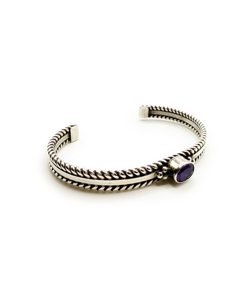 Indian Jewelry(インディアンジュエリー)の「THEATER シアター オーバルシェイプセンターストーンスリムシルバーバングル Made in USA(バングル/リストバンド・メンズ・シルバー・FREE)」の1枚目の写真