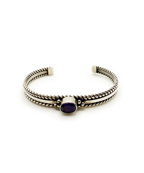 Indian Jewelry(インディアンジュエリー)の「THEATER シアター オーバルシェイプセンターストーンスリムシルバーバングル Made in USA(バングル/リストバンド・メンズ・シルバー・FREE)」の2枚目の写真
