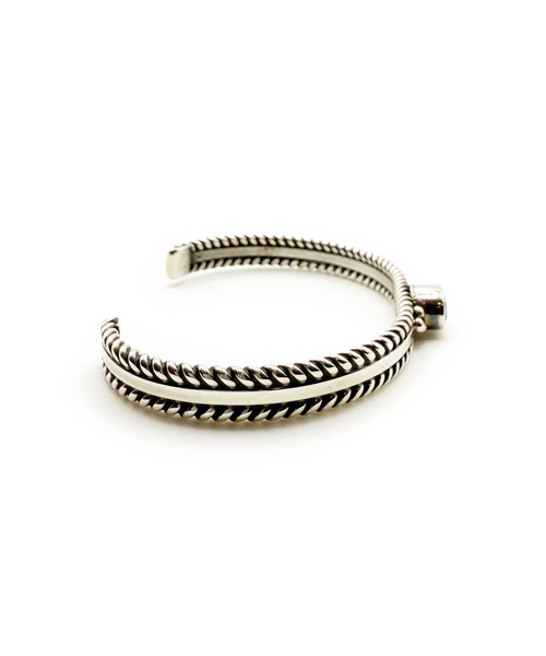 Indian Jewelry(インディアンジュエリー)の「THEATER シアター オーバルシェイプセンターストーンスリムシルバーバングル Made in USA(バングル/リストバンド・メンズ・シルバー・FREE)」の3枚目の写真