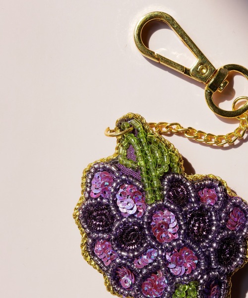 ザリ刺繍 キーホルダー ぶどう（キーホルダー）｜emesuelee