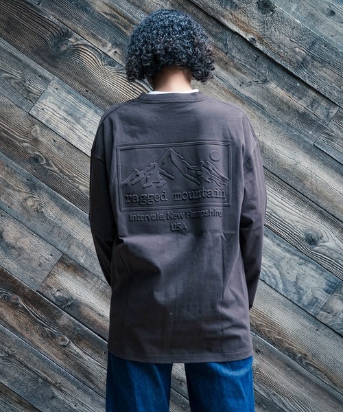 ragged mountain(ラギットマウンテン)の「【RAGGED MOUNTAIN/ラギットマウンテン】エンボス加工ロゴロンT(Tシャツ/カットソー・メンズ・ホワイト/ブラック/パープル/ベージュ/ブラウン/ネイビー・MEDIUM/LARGE/X-LARGE)」の3枚目の写真