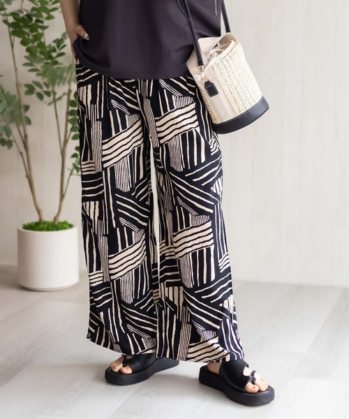 Howdy Marie（ハウディ―マリー）の「Howdy Marie インドレーヨン 総柄ワイドパンツ【接触冷感】（その他パンツ・レディース・ブラック系その他2/ブラック/ブラック系その他/オレンジ系その他/グリーン系その他/ブルー系その他・M/L）」の4枚目の写真