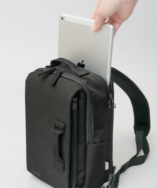 fulcro(フルクロ)の「fulcro フルクロ 撥水 9ポケット クロスボディバッグ スリング A5サイズ・9.5インチタブレット収納対応 ESSENSEシリーズ(ボディバッグ/ウエストポーチ・メンズ・ブラック・FREE)」の13枚目の写真
