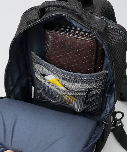 fulcro(フルクロ)の「fulcro フルクロ 撥水 9ポケット クロスボディバッグ スリング A5サイズ・9.5インチタブレット収納対応 ESSENSEシリーズ(ボディバッグ/ウエストポーチ・メンズ・ブラック・FREE)」の11枚目の写真