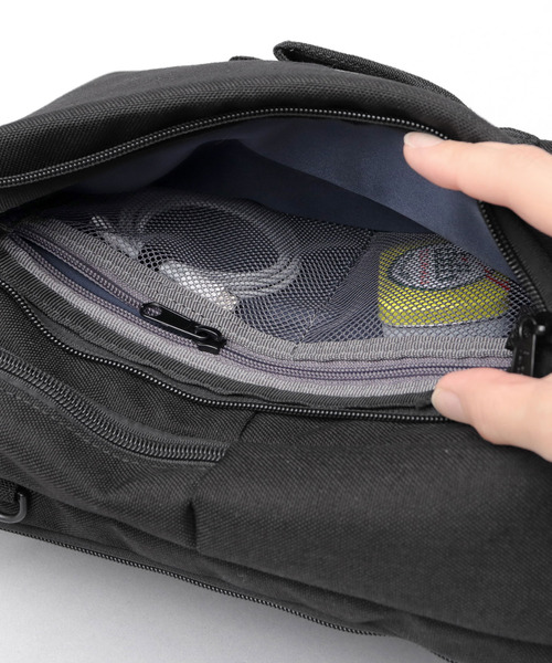 fulcro(フルクロ)の「fulcro フルクロ 撥水 9ポケット クロスボディバッグ スリング A5サイズ・9.5インチタブレット収納対応 ESSENSEシリーズ(ボディバッグ/ウエストポーチ・メンズ・ブラック・FREE)」の9枚目の写真