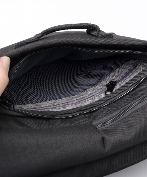 fulcro(フルクロ)の「fulcro フルクロ 撥水 9ポケット クロスボディバッグ スリング A5サイズ・9.5インチタブレット収納対応 ESSENSEシリーズ(ボディバッグ/ウエストポーチ・メンズ・ブラック・FREE)」の8枚目の写真
