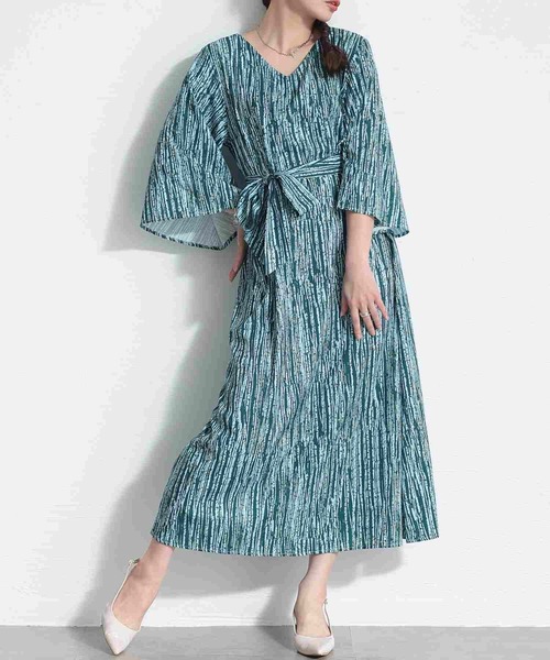 Sawa a la mode（サワアラモード）の「ベルト付き総柄プリントフレアスリーブワンピース（ワンピース・レディース・ブラック/グリーン・FREE）」の2枚目の写真