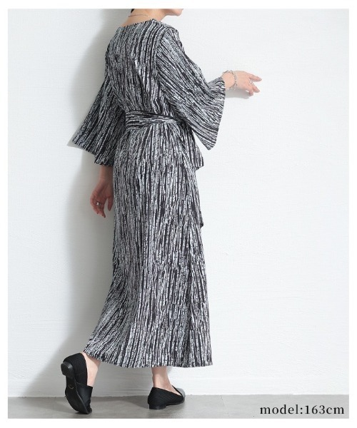 Sawa a la mode（サワアラモード）の「ベルト付き総柄プリントフレアスリーブワンピース（ワンピース・レディース・ブラック/グリーン・FREE）」の3枚目の写真