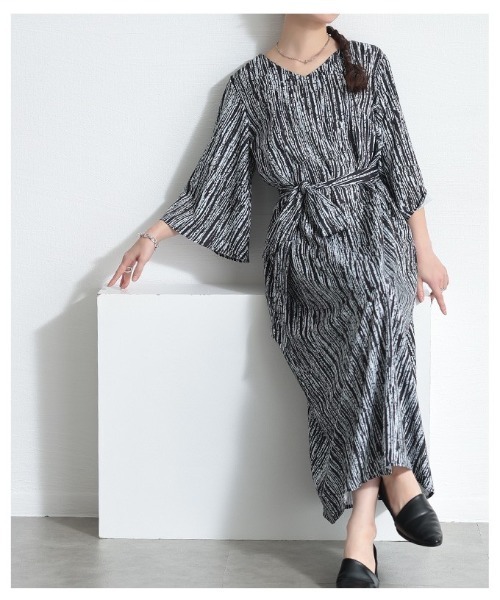 Sawa a la mode（サワアラモード）の「ベルト付き総柄プリントフレアスリーブワンピース（ワンピース・レディース・ブラック/グリーン・FREE）」の5枚目の写真